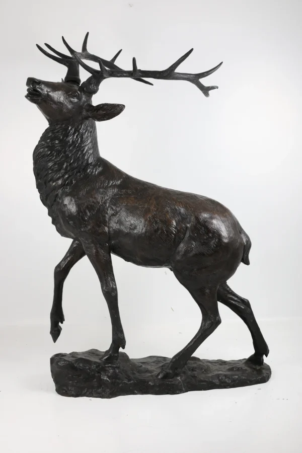 Exquisite Bronze Stag Sculpture – A Masterful Depiction of Noble Beauty