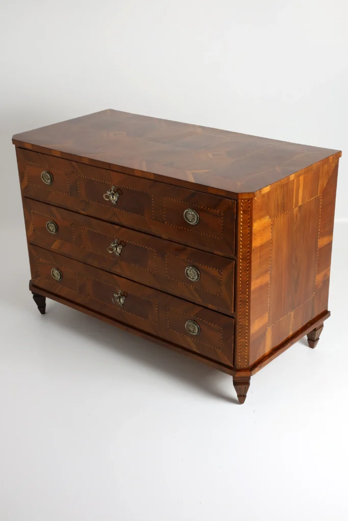 A Louis XVI commode from circa 1790 in walnut